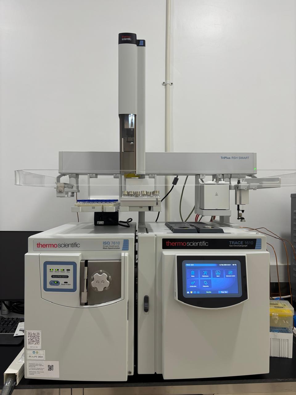 Sistem GC-MS terintegrasi Thermo Scientific yang terdiri dari ISO 7610 Mass Spectrometer (sebelah kiri) dan TRACE 1610 Gas Chromatograph (sebelah kanan) dengan TriPlus RSH SMART autosampler di bagian atas. Unit dilengkapi dengan panel kontrol bergambar biru, layar LCD sentuh dengan display analisis, dan sistem heating/oven untuk pemisahan dan deteksi sampel volatil